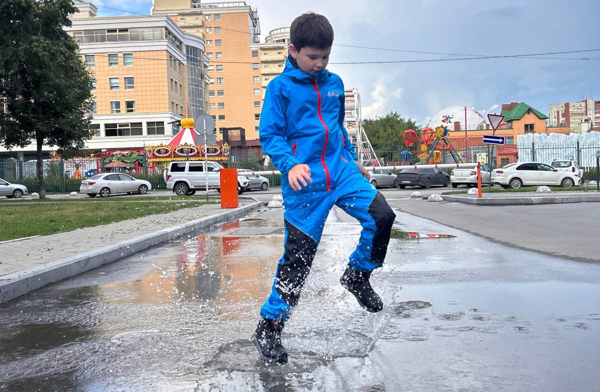 Для луж и защиты школьной формы: готовим ребёнка к дождливой погоде