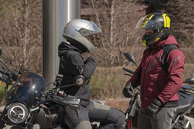 Куртки, толстовки и рубашки: как одеться мотоциклисту в городе