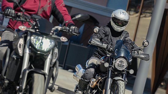 Куртки, толстовки и рубашки: как одеться мотоциклисту в городе